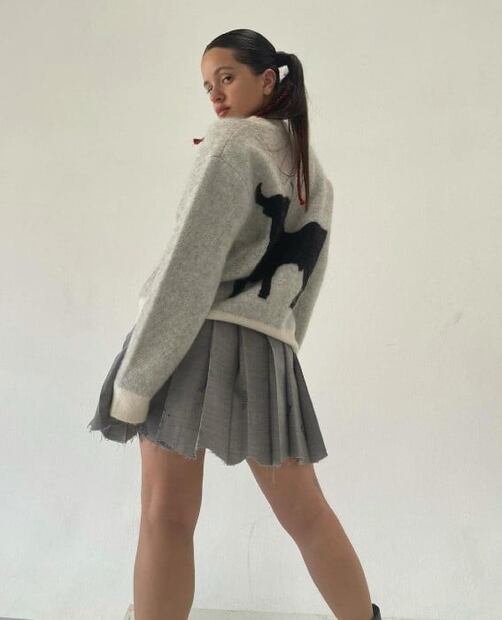 Rosalía impone tendencia con falda tableada ideal para verano