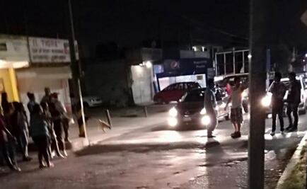 Vecinos montan retén para revisar autos y cajuelas por menor desaparecida en Edomex