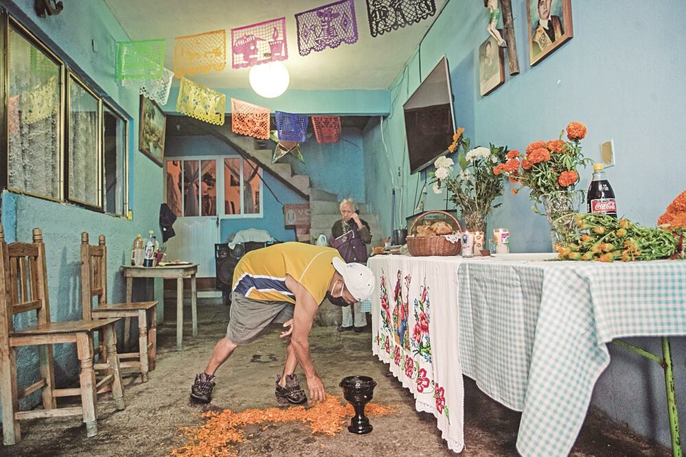 La familia Leyte Martínez lleva a cabo de forma meticulosa el rito para la celebración de los fieles difuntos, luego de que hace seis años perdieron a Marlon, el hijo mayor. FOTOS: GERMÁN ESPINOSA. EL UNIVERSAL