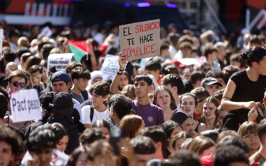 Un participante muestra un cartel con la frase "El silencio te hace cómplice" durante la protesta en Madrid, el 2 de octubre de 2025. Foto: EFE
