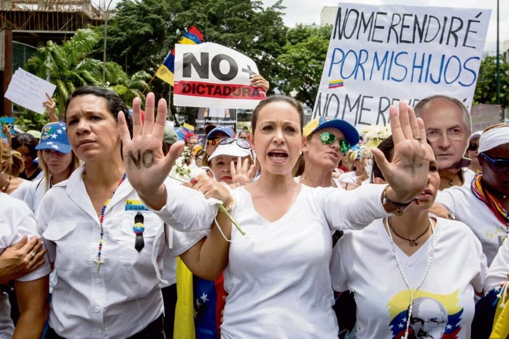 La opositora María Corina Machado, durante una protesta realizada en mayo de 2017 en la capital venezolana (ARCHIVO. EFE)