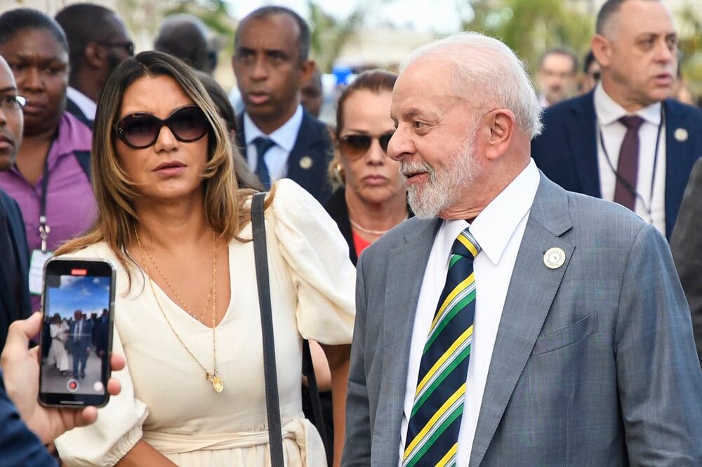 El presidente de Brasil, Luiz Inácio Lula da Silva (derecha), y su esposa Rosangela "Janja" da Silva (i), llegan para asistir a la Cumbre de la Celac en San Vicente y las Granadinas. Foto: AFP