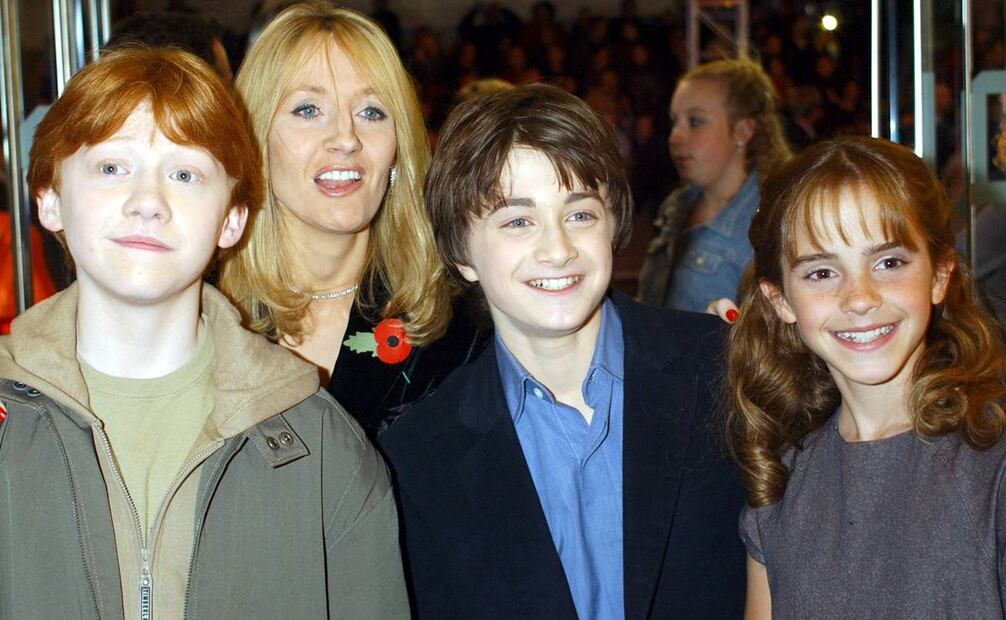 La adaptación cinematográfica de Harry Potter, integrada por ocho películas de la Warner Brothers, entre otros factores resultó un éxito gracias a su reparto, que protagonizaron (izq. a der.) Rupert Grint, Daniel Radcliffe y Emma Watson, retratados con J. K. Rowling en la premier mundial de “La piedra filosofal” en 2001. AP Photo/PA, William Conran.