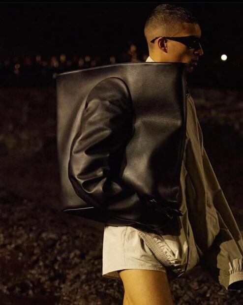 Balenciaga presenta una bolsa de papitas como accesorio de lujo