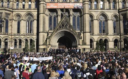 Miles participan en vigilia por víctimas del atentado en Manchester