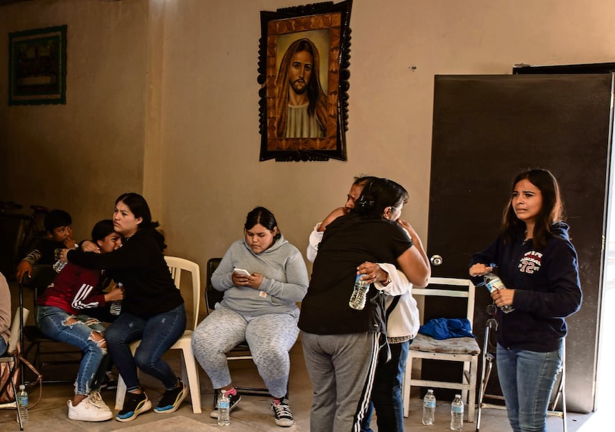 Amigos y familiares de los jóvenes desaparecidos lamentaron la información sobre el hallazgo y desde mediodía se reunieron en casa de uno de los adolesce ntes. Foto: Diana Valdez / El Universal