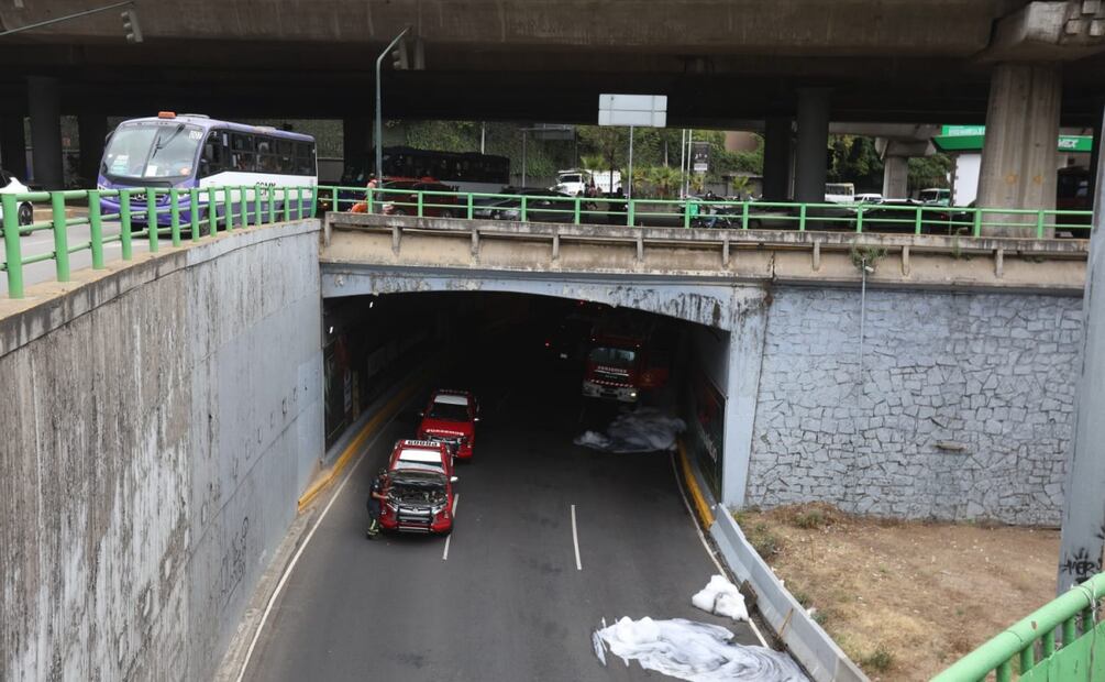 Retiro de gasolina tardará al menos cuatro horas más, dice Mauricio Tabe; Periférico sigue cerrado tras volcadura de pipa. Foto: Francisco Rodríguez