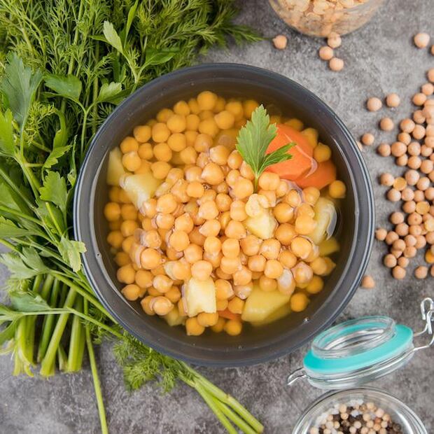 Los garbanzos son una legumbre rica en nutrientes para los perros. Fuente: Freepik.