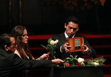 Retiran cenizas de Juan Gabriel de Bellas Artes