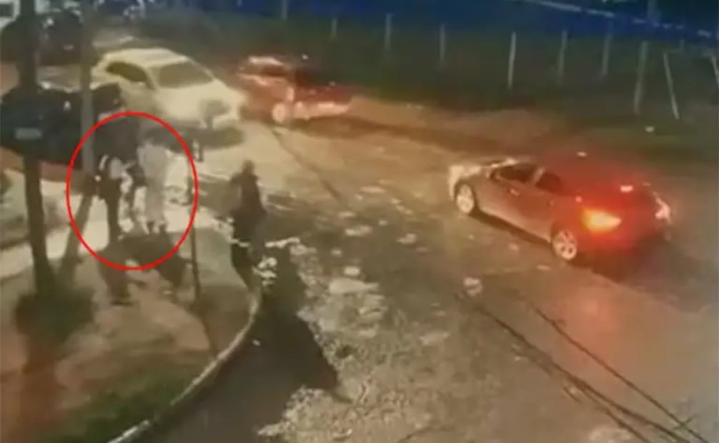 Las tres jóvenes esperando la camioneta que las iría a buscar. (25/09/25) Foto: La Nación