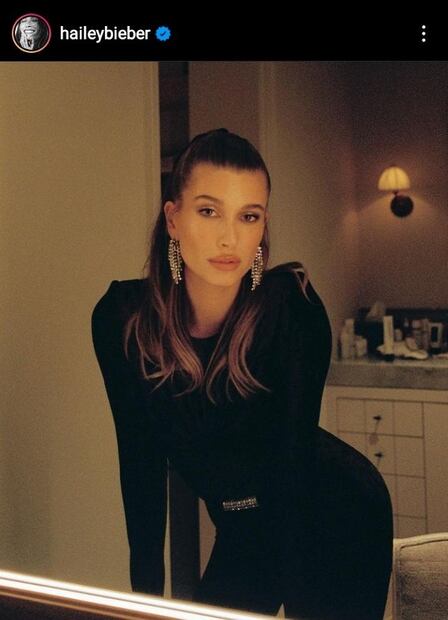 Hailey Bieber celebró su cumpleaños con sexy traje de terciopelo