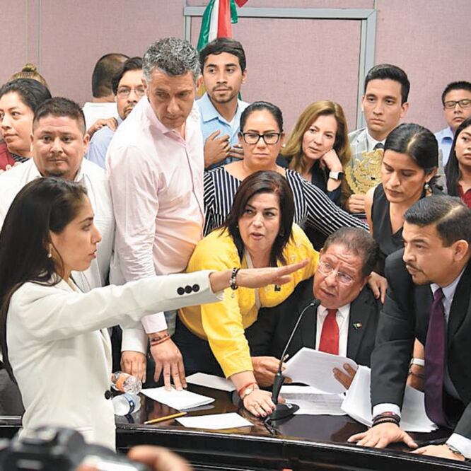 Ante los diputados locales, Verónica Hernández Giadáns juró como encargada de despacho de la Fiscalía General de Veracruz. CORTESÍA