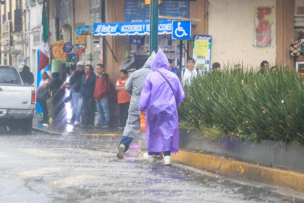 Una intensa lluvia que cayó este viernes en Toluca y Metepec, ocasionaron fuertes afectaciones viales. (Foto: Eduardo Alarcón/ EL UNIVERSAL)
