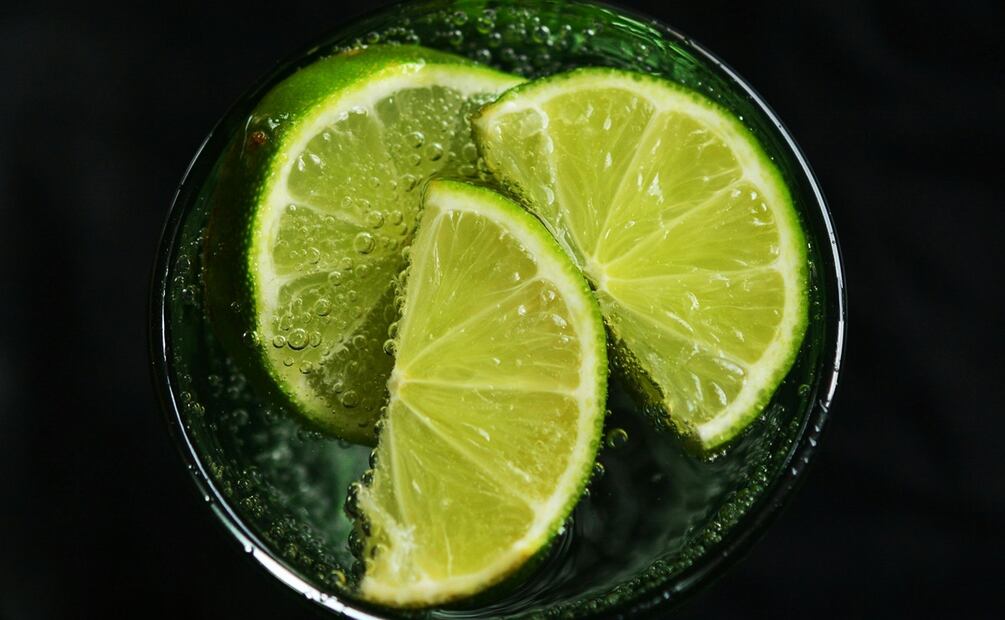 Agua mineral con limón. Foto: Pexels