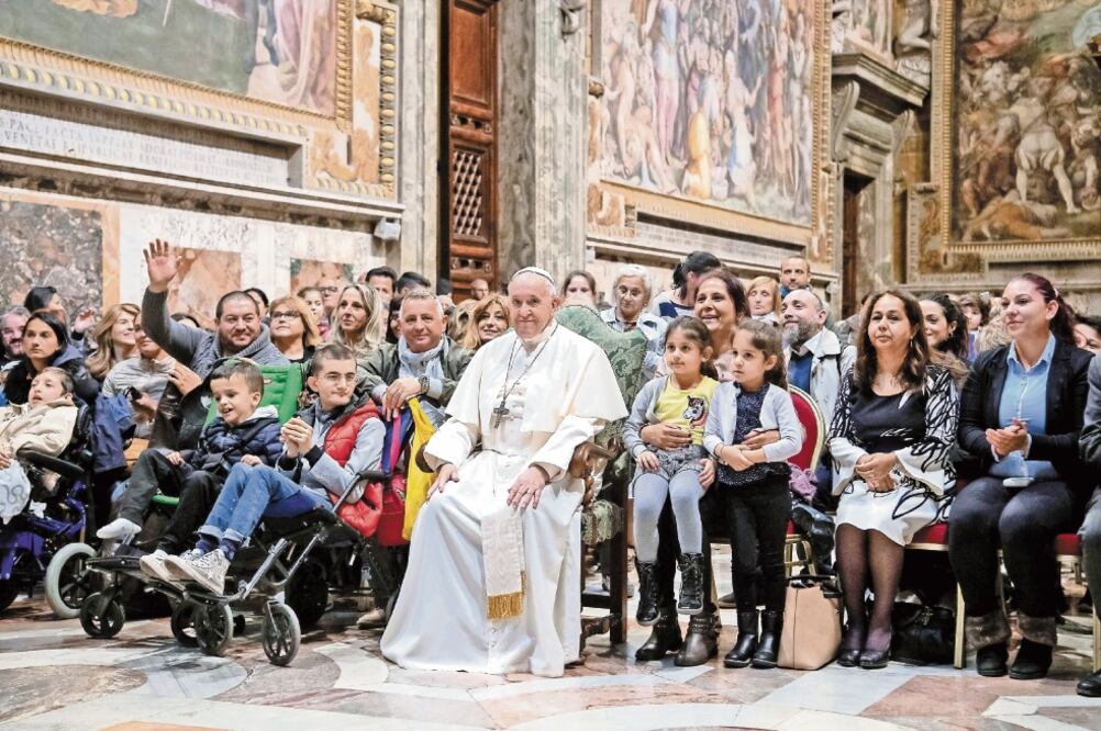 El papa Francisco se reunió ayer con gitanos, en el Vaticano. En su nuevo Motu Proprio, dice que los funcionarios locales de la Iglesia no pueden ordenar a los que denuncian el abuso que permanezcan en silencio. Foto: REUTERS