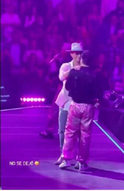 Erik Rubín se niega a repetir "beso" con Apio Quijano en el escenario de los 90s pop tour