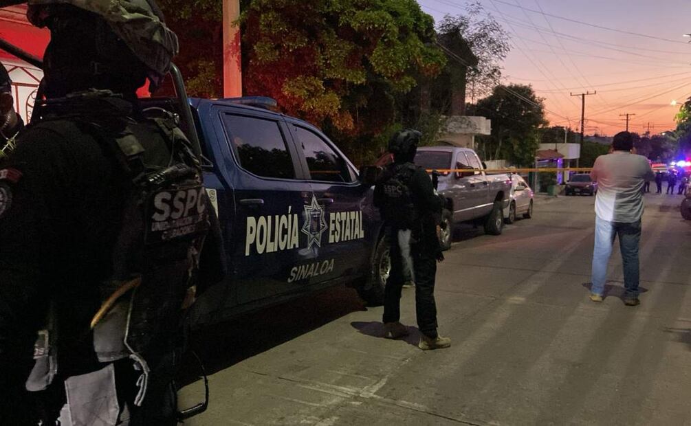 Autoridades de seguridad arribaron al luar donde la mujer resultó herida tras el ataque a tres viviendas en Culiacán (15/07/2025). Foto: Especial