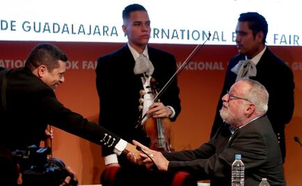 Mariachi conmueve a Fernando Savater