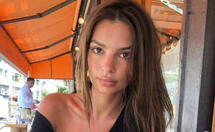 Emily Ratajkowski se borra el pezón en sexy foto