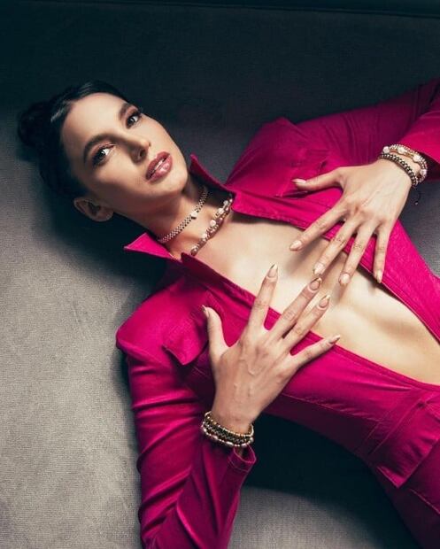 Arianny Tenorio luce uñas francesas de colores y marca tendencia