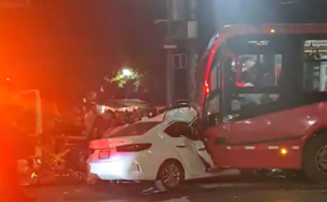 Un automóvil blanco y una unidad del Metrobús implicados en un grave accidente en la colonia Narvarte. Foto: Tomada del video