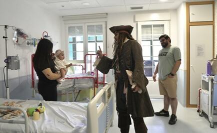 Johnny Depp visita a pacientes de un hospital infantil en Madrid; se disfraza de Jack Sparrow