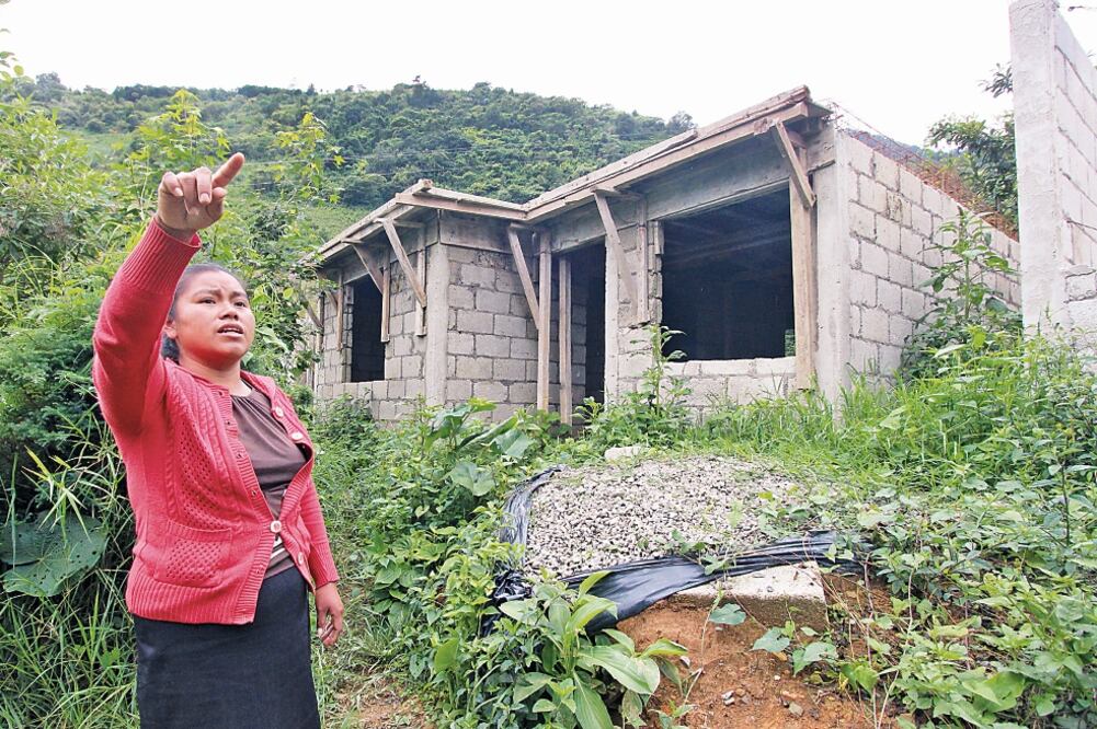 Virginia Morales Méndez, habitante de la comunidad de Xaltepec, expresa su molestia porque su casa sigue sin terminarse y las autoridades locales le exigen dinero. (FOTOS: OMAR CONTRERAS. EL UNIVERSAL)