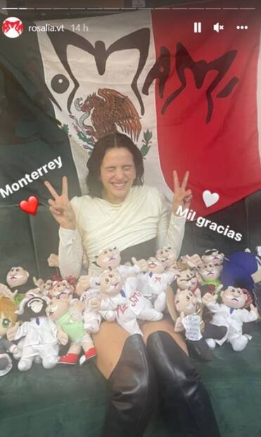 Rubén Albarrán, vocalista de Café Tacvba, destruye peluche del Dr. Simi durante concierto