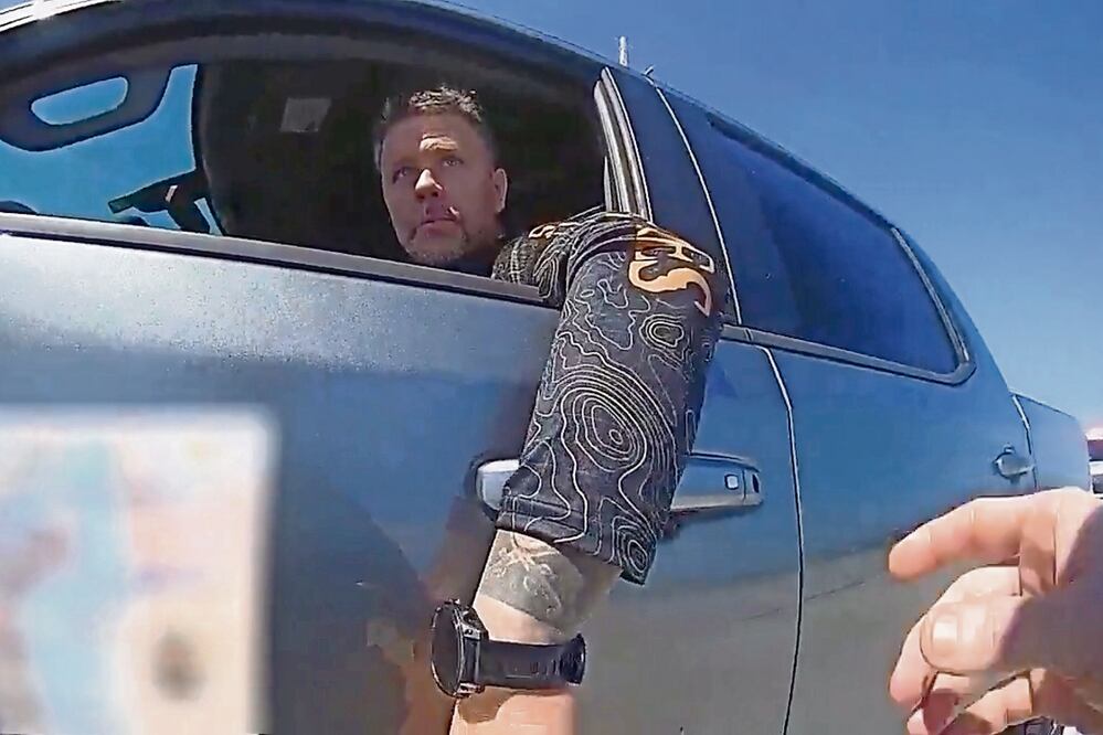 Agente de ICE discute con policía que lo detuvo por conducir ebrio. Foto:AP