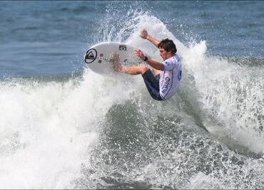 Mexicano gana oro en un importante torneo de surf y ahora buscará un lugar en París 2024