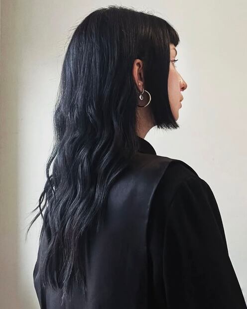 Base larga recta con dos secciones cortas a la altura de las mejillas. Foto: Instagram @jess.hairlab