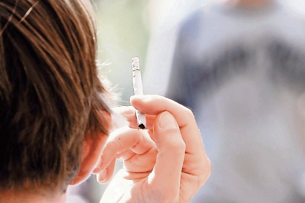 Los expertos piden evitar el tabaquismo, alcoholismo y el consumo de grasas para prevenir el cáncer de páncreas (ARCHIVO EL UNIVERSAL)