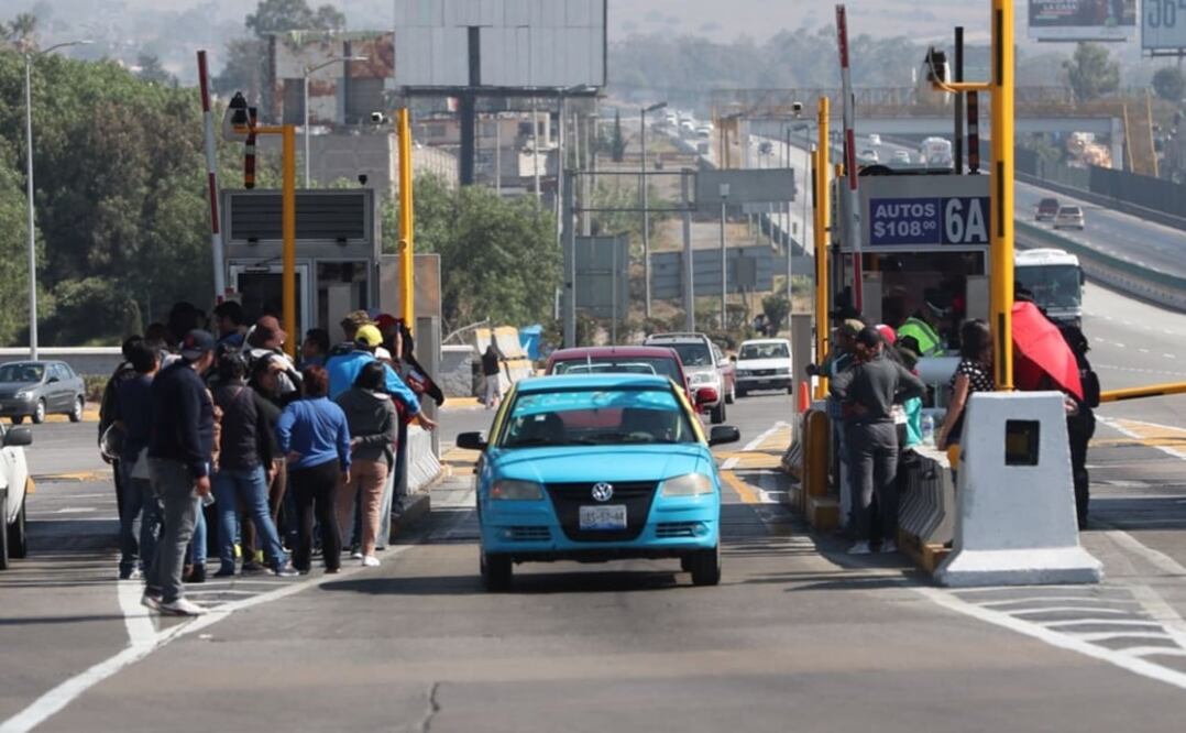 Manifestantes levantaron las plumas de la caseta de San Marcos en la México-Puebla. Foto: Ariel Ojeda/El Universal