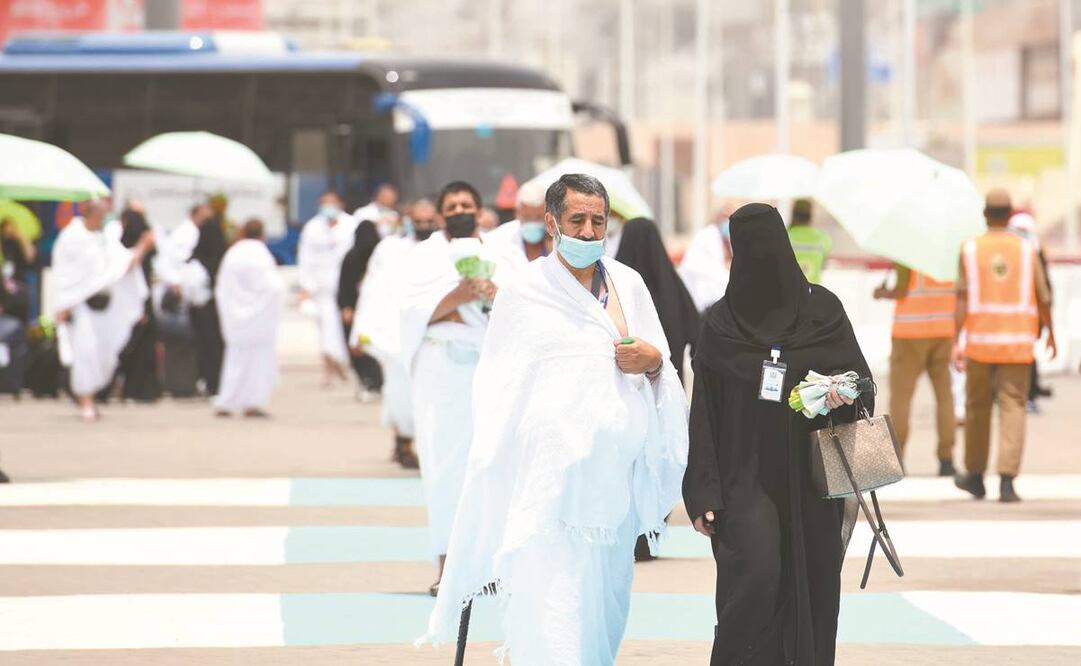 Peregrinos, con cubrebocas, en la ciudad sagrada musulmana de La Meca, el primer día de la peregrinación anual Hajj, Arabia Saudita. Foto: EFE.