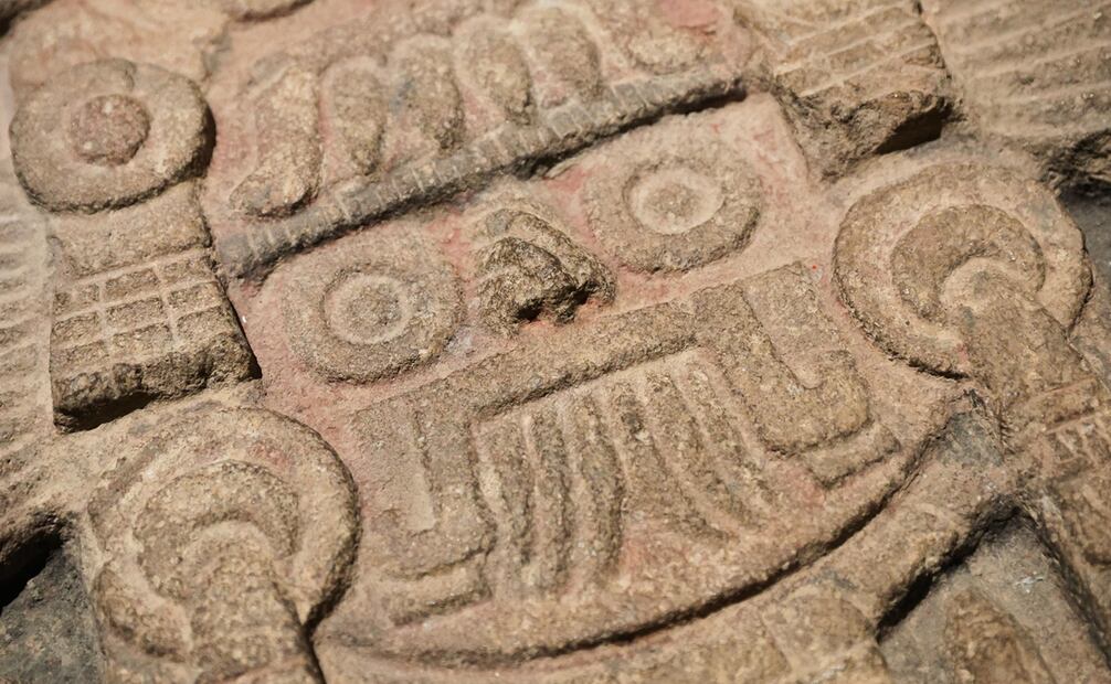 Los detalles de la escultura dedicada a Tlaltecuhtli, dios de la tierra en la mitología mexica expuesta en París. Foto: EFE/EPA/TERESA SUAREZ.