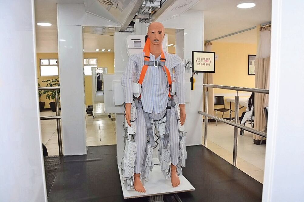 El secretario de Salud, Armando Ahued, detalló que en 2014 comenzó a brindarse atención especializada en malestares de la columna (GOBIERNO DE LA CDMX)