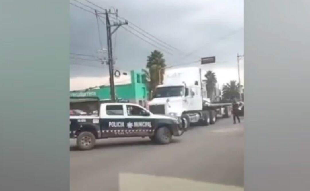 Elementos de seguridad persiguen tráiler; detienen al conductor. Foto: Captura de Pantalla