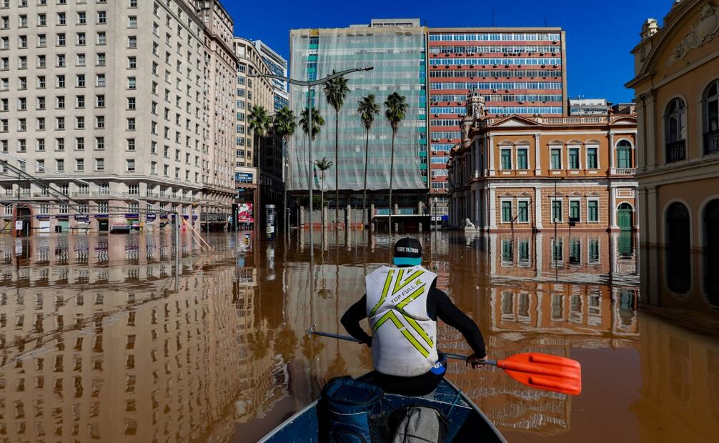 La catástrofe de Rio Grande do Sul, en Brasil
Los equipos de rescate embarcados en un bote salvavidas en el centro de la capital de Rio Grande do Sul, Porto Alegre, Brasil reportan personas varadas en departamentos, monumentos y edificios históricos desfigurados por el agua y un extraño silencio en el lugar. Es el mayor desastre climático que se ha registrado en la zona.
FOTO: EDILSON DANTAS/O GLOBO/BRASIL