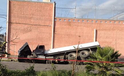 Pipa con 15 mil litros de gas cae en socavón en Ecatepec