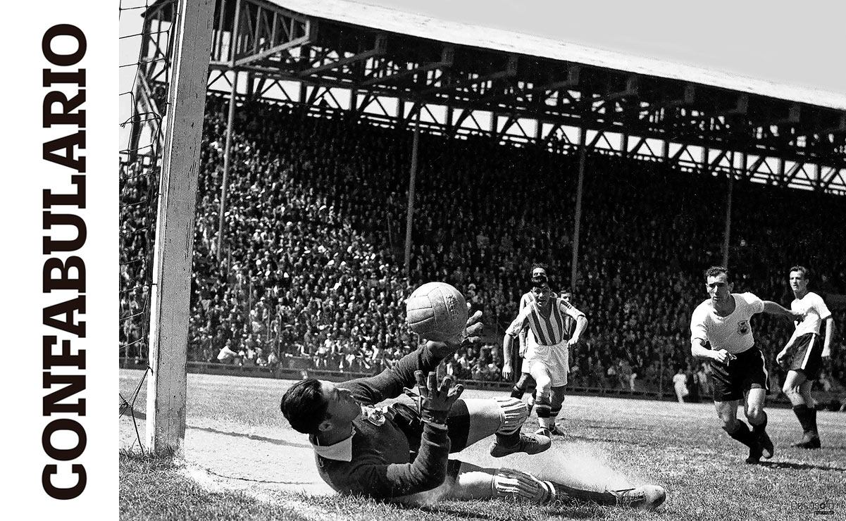 Portero atajando el balón en un partido en el Estadio Asturias. Imagen tomada por Ismael Casasola (circa 1938)