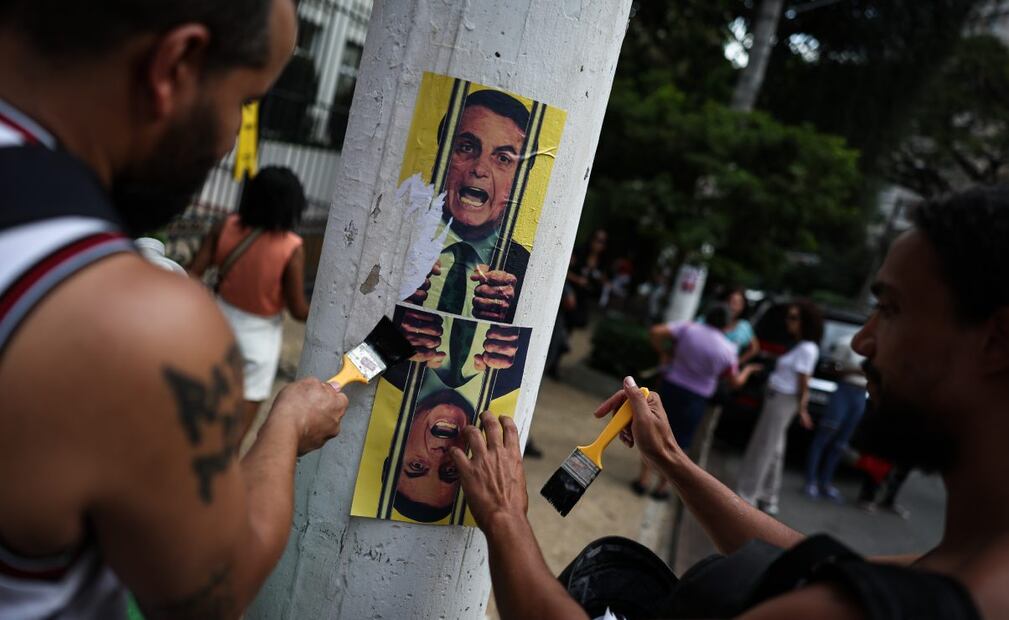 Personas participan en una manifestación contra el expresidente de Brasil, Jair Bolsonaro, este domingo, en la avenida Paulista en Sao Paulo, Brasil, el 30 de marzo del 2025. Foto: EFE