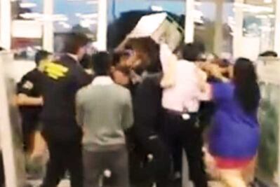 Se enfrentan farderos y guardias en Walmart