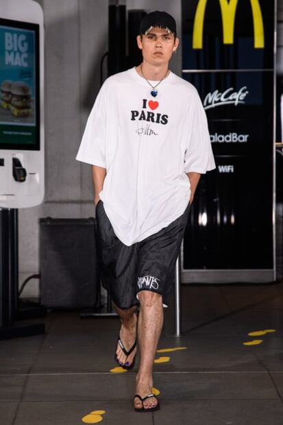 Vetements presenta colección en el McDonald's más grande de París y se vuelve viral