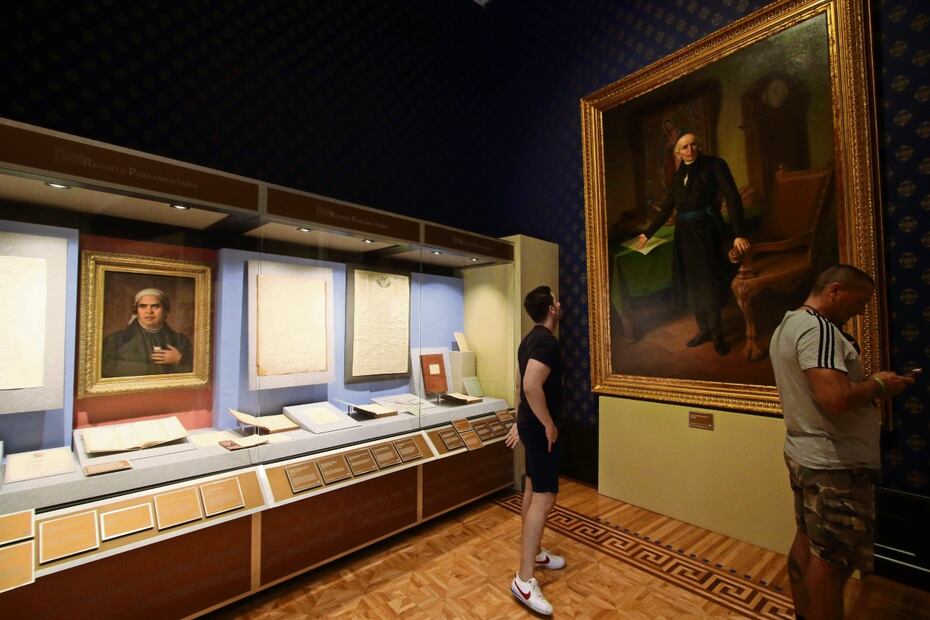 Antes del Recinto Parlamentario hay una sala de exposiciones que el público no puede apreciar por la prisa con que el guía hace el recorrido. Foto: Carlos Mejía / EL UNIVERSAL