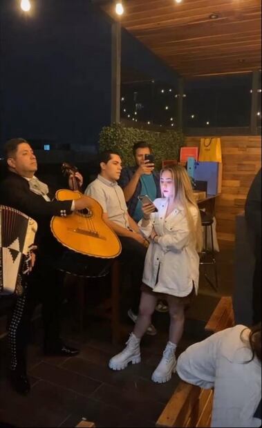 Hermana de Nodal combina vestido corto con track boots 