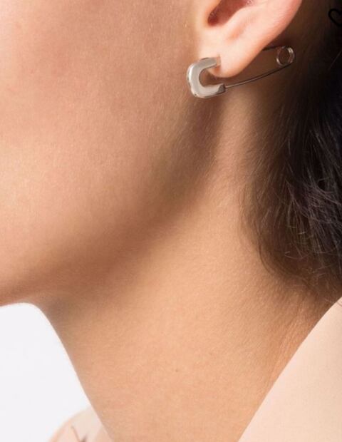 Venden pulseras y anillos de plástico “de lujo” en 12 mil pesos