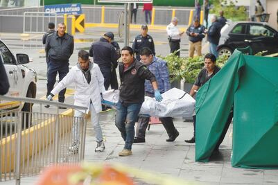 Para asaltar a cuentahabiente, matan a policía en plaza de Interlomas