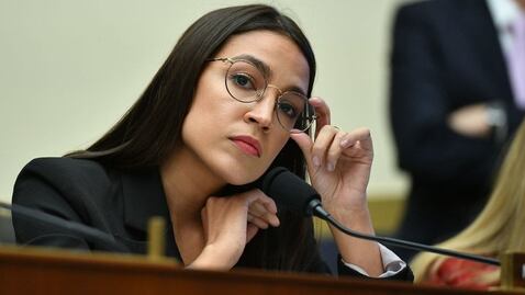 Alexandria Ocasio-Cortez pone contra las cuerdas al fundador de Facebook