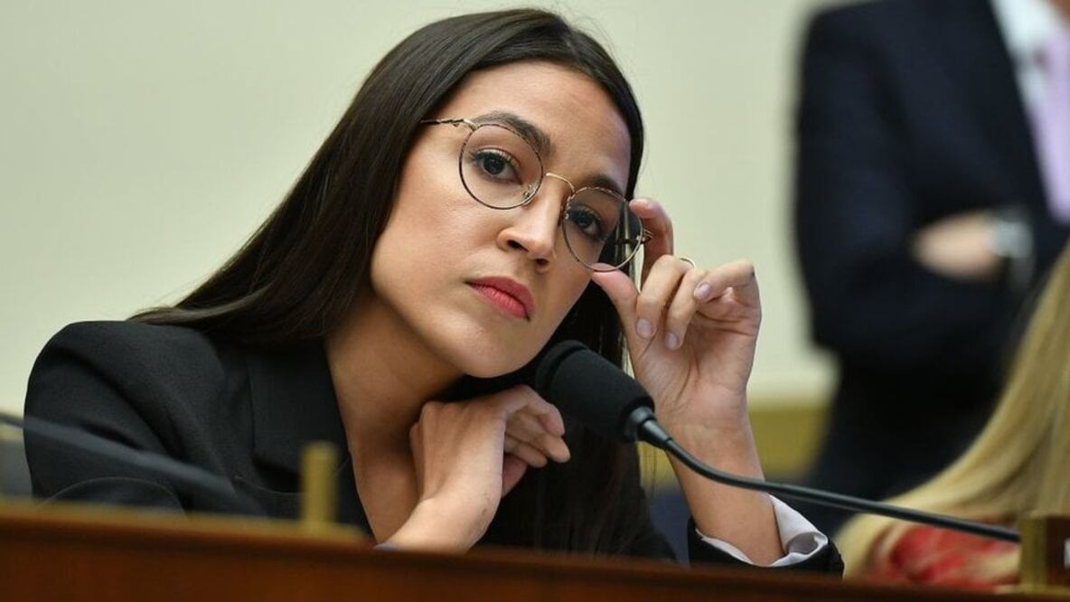 Las preguntas sobre la desinformación en Facebook con las que Alexandria Ocasio-Cortez acorraló a Mark Zuckerberg
