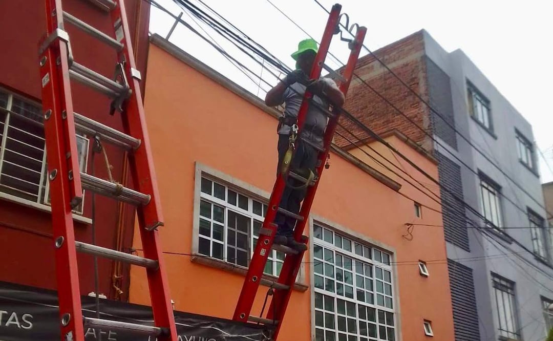 Retiran más de una tonelada de cable y 50 postes inservibles por posible riesgo a peatones en la alcaldía Benito Juárez (27/06/2025). Foto: Especial